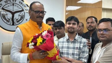 गोरखपुर में 20-21 दिसंबर को महायोगी गोरखनाथ गोरखपुर विश्वविद्यालय में AIMLTA द्वारा आयोजित AIMLTACON-2025 का भव्य आयोजन होगा। देशभर के चिकित्सा प्रयोगशाला वैज्ञानिक, शिक्षाविद और शोधकर्ता इस सम्मेलन में भाग लेंगे। कार्यक्रम का उद्देश्य स्वास्थ्य सेवाओं में सटीकता, जुनून और नवाचार को बढ़ावा देना है। संगोष्ठी के दौरान वैज्ञानिक सत्र, कार्यशालाएँ, CME और तकनीकी प्रस्तुतियाँ आयोजित होंगी, जो लैब टेक्नोलॉजी के क्षेत्र में नई दिशा प्रदान करेंगी। कार्यक्रम अध्यक्ष रणजीत गुप्ता ने उपमुख्यमंत्री ब्रजेश पाठक को आमंत्रण दिया है। यह सम्मेलन चिकित्सा प्रयोगशाला प्रौद्योगिकी के लिए एक महत्वपूर्ण मंच बनने जा रहा है।