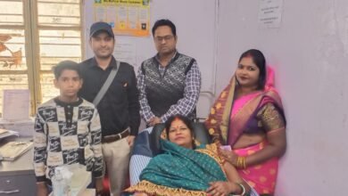 भलुअनी, देवरिया में स्व. दीपचंद की स्मृतिदिवस पर उनकी पुत्री इसरावती देवी ने महर्षि देवरहा बाबा मेडिकल कॉलेज ब्लड बैंक में अपना 11वां रक्तदान किया। महिलाओं में रक्तदान को लेकर फैली भ्रांतियों को दूर करते हुए उन्होंने कहा कि नियमित रक्तदान सुरक्षित है और इससे कई लोगों की जान बचाई जा सकती है।