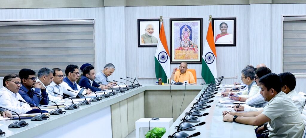 मुख्यमंत्री योगी आदित्यनाथ ने प्रदेश के अधिकारियों को आगामी देव दीपावली, कार्तिक पूर्णिमा और प्रमुख मेलों के दौरान सुरक्षा, स्वच्छता और भीड़ प्रबंधन पर विशेष ध्यान देने के निर्देश दिए हैं। उन्होंने कहा कि श्रद्धालुओं की सुविधा और सम्मान सर्वोच्च प्राथमिकता है। घाटों पर प्रकाश, सीसीटीवी, टॉयलेट, स्वास्थ्य सुविधाएं और फ्लोटिंग बैरियर की समुचित व्यवस्था की जाए। मुख्यमंत्री ने यह भी कहा कि किसी भी प्रकार की लापरवाही बर्दाश्त नहीं की जाएगी और संवेदनशील स्थलों पर अनुशासन बनाए रखना अनिवार्य है।