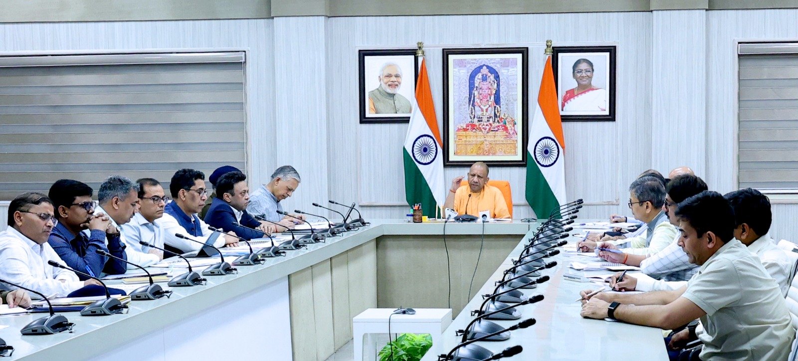 मुख्यमंत्री योगी आदित्यनाथ ने प्रदेश के अधिकारियों को आगामी देव दीपावली, कार्तिक पूर्णिमा और प्रमुख मेलों के दौरान सुरक्षा, स्वच्छता और भीड़ प्रबंधन पर विशेष ध्यान देने के निर्देश दिए हैं। उन्होंने कहा कि श्रद्धालुओं की सुविधा और सम्मान सर्वोच्च प्राथमिकता है। घाटों पर प्रकाश, सीसीटीवी, टॉयलेट, स्वास्थ्य सुविधाएं और फ्लोटिंग बैरियर की समुचित व्यवस्था की जाए। मुख्यमंत्री ने यह भी कहा कि किसी भी प्रकार की लापरवाही बर्दाश्त नहीं की जाएगी और संवेदनशील स्थलों पर अनुशासन बनाए रखना अनिवार्य है।