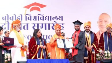 लखनऊ में बीबीडी विश्वविद्यालय के दीक्षांत समारोह में मुख्यमंत्री योगी आदित्यनाथ ने कहा कि वर्तमान सरकार लकीर की फ़क़ीर नहीं बन सकती और भारत की विकास यात्रा पिछले 11 वर्षों की तरह आगे भी गति से जारी रहेगी। उन्होंने डिजिटल इंडिया, शिक्षा सुधार, स्किल डेवलपमेंट और रोबोटिक्स के क्षेत्र में भारत की तेज़ प्रगति का उल्लेख किया। योगी ने युवाओं से तकनीक को अपनाने, नवाचार करने और समाज के प्रति कृतज्ञता बनाए रखने का आह्वान किया। उन्होंने कहा कि आधुनिक तकनीक से मानव क्षति को कम किया जा सकता है और भारत के विकास में युवा शक्ति अहम भूमिका निभाएगी।