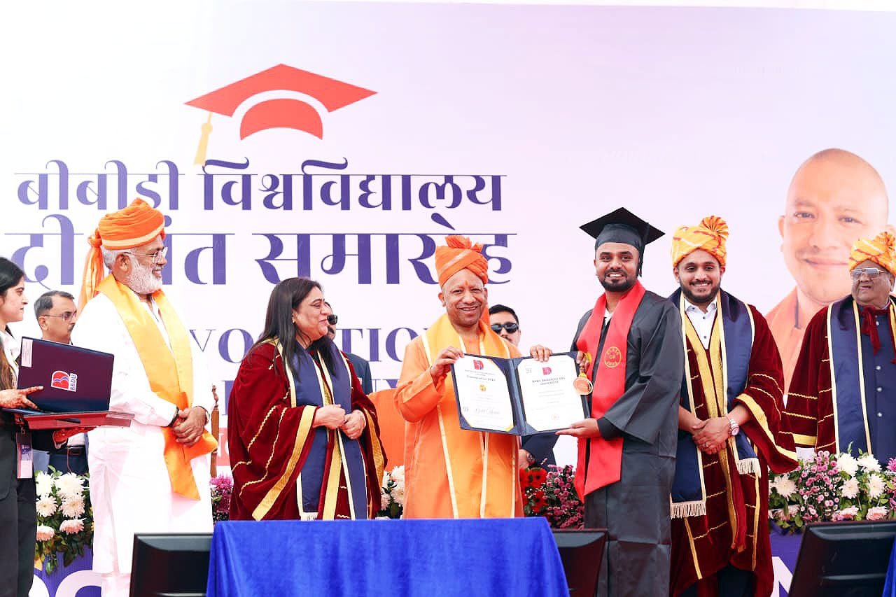 लखनऊ में बीबीडी विश्वविद्यालय के दीक्षांत समारोह में मुख्यमंत्री योगी आदित्यनाथ ने कहा कि वर्तमान सरकार लकीर की फ़क़ीर नहीं बन सकती और भारत की विकास यात्रा पिछले 11 वर्षों की तरह आगे भी गति से जारी रहेगी। उन्होंने डिजिटल इंडिया, शिक्षा सुधार, स्किल डेवलपमेंट और रोबोटिक्स के क्षेत्र में भारत की तेज़ प्रगति का उल्लेख किया। योगी ने युवाओं से तकनीक को अपनाने, नवाचार करने और समाज के प्रति कृतज्ञता बनाए रखने का आह्वान किया। उन्होंने कहा कि आधुनिक तकनीक से मानव क्षति को कम किया जा सकता है और भारत के विकास में युवा शक्ति अहम भूमिका निभाएगी।