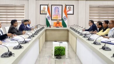 लखनऊ में मुख्यमंत्री योगी आदित्यनाथ ने सिंचाई एवं जल संसाधन विभाग की समीक्षा बैठक में नहर प्रणाली को मजबूत करने हेतु 95 नई परियोजनाओं को स्वीकृति दी। ₹39453.39 लाख की लागत वाली ये परियोजनाएं 36 हजार हेक्टेयर भूमि में सिंचाई क्षमता पुनर्स्थापित करेंगी, जिससे लगभग 9 लाख किसानों को लाभ मिलेगा। इनमें नहर निर्माण, रेगुलेटर, पुल-पुलिया, पक्की संरचनाएं, लाइनिंग और विभागीय भूमि की सुरक्षा के लिए बाउंड्रीवाल शामिल हैं। मुख्यमंत्री ने समयबद्ध, गुणवत्तापूर्ण कार्य और जल प्रबंधन दक्षता पर जोर दिया।