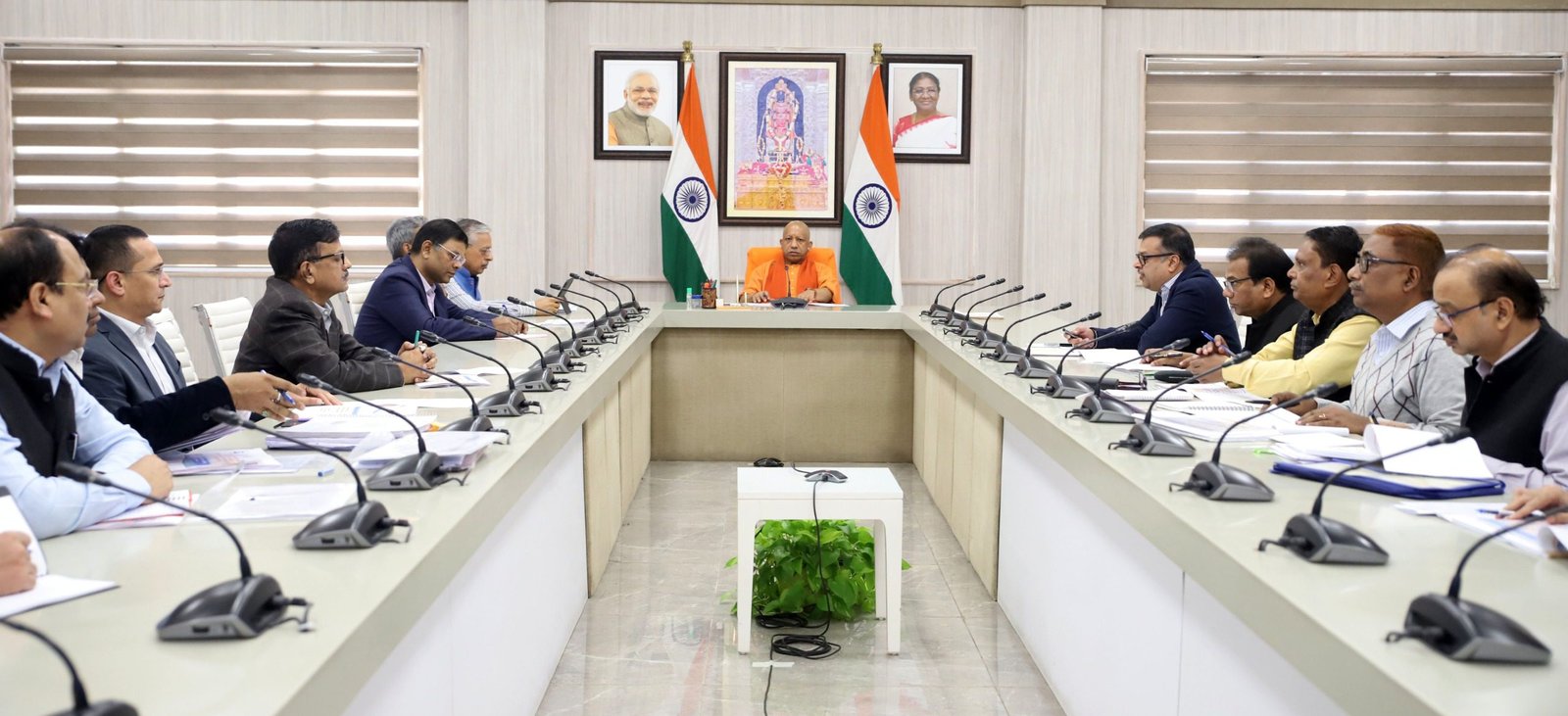 लखनऊ में मुख्यमंत्री योगी आदित्यनाथ ने सिंचाई एवं जल संसाधन विभाग की समीक्षा बैठक में नहर प्रणाली को मजबूत करने हेतु 95 नई परियोजनाओं को स्वीकृति दी। ₹39453.39 लाख की लागत वाली ये परियोजनाएं 36 हजार हेक्टेयर भूमि में सिंचाई क्षमता पुनर्स्थापित करेंगी, जिससे लगभग 9 लाख किसानों को लाभ मिलेगा। इनमें नहर निर्माण, रेगुलेटर, पुल-पुलिया, पक्की संरचनाएं, लाइनिंग और विभागीय भूमि की सुरक्षा के लिए बाउंड्रीवाल शामिल हैं। मुख्यमंत्री ने समयबद्ध, गुणवत्तापूर्ण कार्य और जल प्रबंधन दक्षता पर जोर दिया।