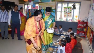 लखनऊ के सरोजिनी नगर स्थित रामचौरा आंगनबाड़ी केंद्र पर महिला एवं बाल विकास मंत्री बेबी रानी मौर्या ने विश्व बाल दिवस पर आयोजित अभिभावक आंगनबाड़ी सम्मेलन (ECCE दिवस) का शुभारंभ किया। मंत्री ने केंद्र की गतिविधियों, पोषण सेवाओं और शाला पूर्व शिक्षा की समीक्षा करते हुए बच्चों को फल वितरित किए तथा तीन बच्चों को विद्यारम्भ प्रमाण पत्र प्रदान किया। उन्होंने कहा कि योगी सरकार बच्चों को सुपोषण और गुणवत्तापूर्ण शिक्षा उपलब्ध कराने के लिए प्रतिबद्ध है। कार्यक्रम में हॉट कुक्ड मील वितरण, नवाचारों का प्रदर्शन और अभिभावकों व बच्चों से संवाद भी शामिल रहा।