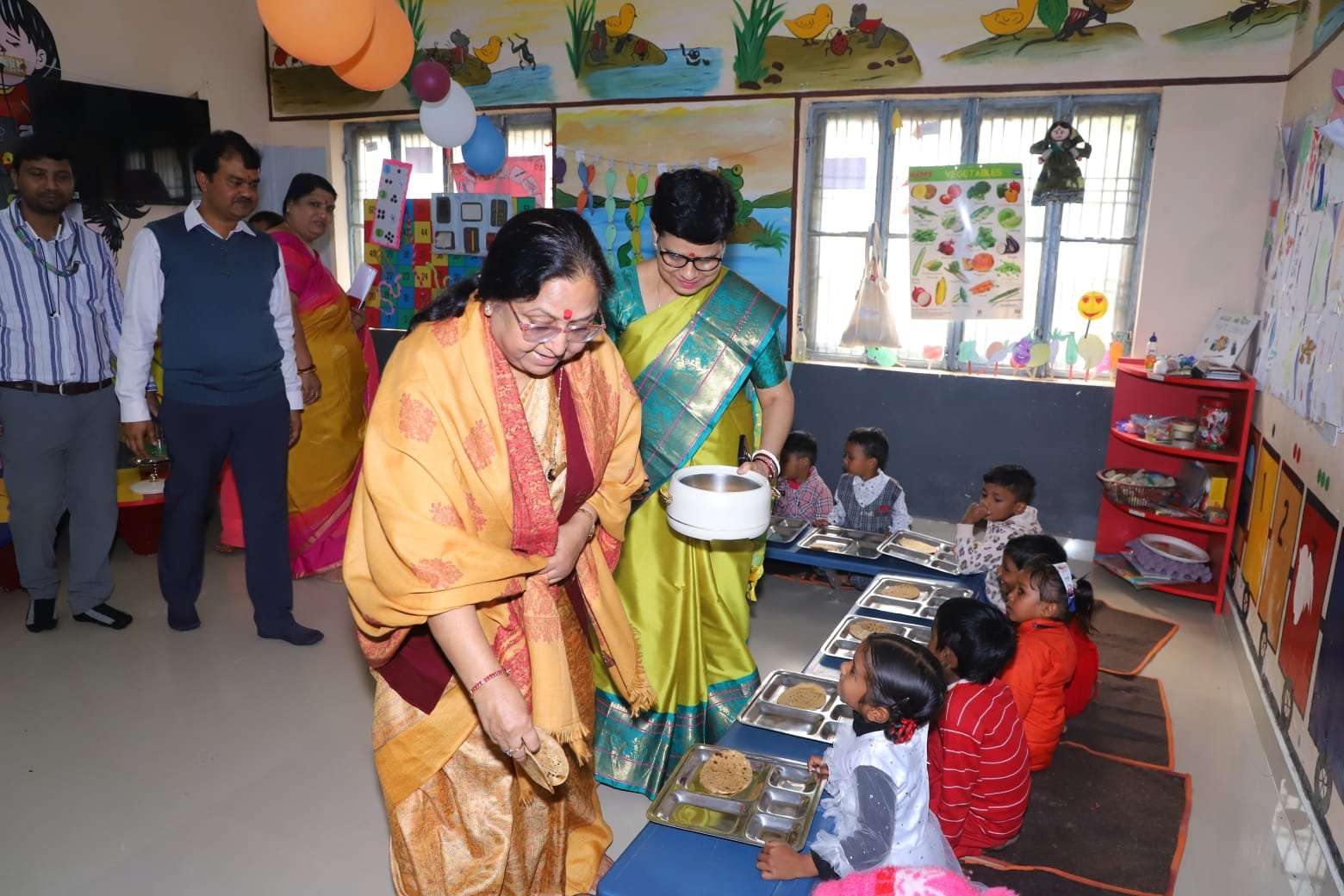 लखनऊ के सरोजिनी नगर स्थित रामचौरा आंगनबाड़ी केंद्र पर महिला एवं बाल विकास मंत्री बेबी रानी मौर्या ने विश्व बाल दिवस पर आयोजित अभिभावक आंगनबाड़ी सम्मेलन (ECCE दिवस) का शुभारंभ किया। मंत्री ने केंद्र की गतिविधियों, पोषण सेवाओं और शाला पूर्व शिक्षा की समीक्षा करते हुए बच्चों को फल वितरित किए तथा तीन बच्चों को विद्यारम्भ प्रमाण पत्र प्रदान किया। उन्होंने कहा कि योगी सरकार बच्चों को सुपोषण और गुणवत्तापूर्ण शिक्षा उपलब्ध कराने के लिए प्रतिबद्ध है। कार्यक्रम में हॉट कुक्ड मील वितरण, नवाचारों का प्रदर्शन और अभिभावकों व बच्चों से संवाद भी शामिल रहा।