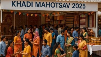 लखनऊ के गोमती नगर स्थित केन्द्रीय संस्कृत विश्वविद्यालय में 21 से 30 नवम्बर तक 10 दिवसीय खादी महोत्सव-2025 का आयोजन हो रहा है। सूक्ष्म, लघु एवं मध्यम उद्यम मंत्री राकेश सचान द्वारा उद्घाटित इस महोत्सव में 160 से अधिक उद्यमी अपने उत्पाद प्रदर्शित कर रहे हैं। प्रदर्शनी में भदोही की कालीन, वाराणसी की रेशमी साड़ियां, सहारनपुर का नक्काशीदार फर्नीचर, लखनऊ की रॉयल हनी और कई स्वदेशी उत्पाद उपलब्ध हैं। चयनित उद्यमियों को आधुनिक उपकरण भी वितरित किए जाएंगे। यह महोत्सव मुख्यमंत्री योगी आदित्यनाथ के ग्रामीण आत्मनिर्भरता और स्वदेशी उद्योग सशक्तिकरण के विजन को नई ऊर्जा प्रदान करता है।