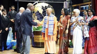 लखनऊ में आयोजित 26वें इंटरनेशनल कॉन्फ्रेंस ऑफ चीफ जस्टिसेस ऑफ वर्ल्ड में मुख्यमंत्री योगी आदित्यनाथ ने वसुधैव कुटुम्बकम् की भावना को मानवता का मूल बताया। उन्होंने कहा कि भारत ने सदैव संकट में दुनिया का साथ दिया है। सीएम ने शिक्षा को सस्टेनेबल डेवलपमेंट गोल्स का केंद्र माना और वैश्विक चुनौतियों—जलवायु परिवर्तन, साइबर क्राइम, स्वास्थ्य संकट व आतंकवाद—के समाधान के लिए संवाद, सहयोग और न्याय के सशक्त मॉडल पर जोर दिया। उन्होंने कहा कि दुनिया की समस्याओं से आंखें मूंदने से समाधान नहीं मिलेगा, बल्कि संयुक्त प्रयास ही मानवता को सुरक्षा दे सकते हैं।