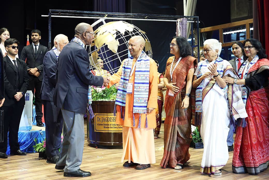 लखनऊ में आयोजित 26वें इंटरनेशनल कॉन्फ्रेंस ऑफ चीफ जस्टिसेस ऑफ वर्ल्ड में मुख्यमंत्री योगी आदित्यनाथ ने वसुधैव कुटुम्बकम् की भावना को मानवता का मूल बताया। उन्होंने कहा कि भारत ने सदैव संकट में दुनिया का साथ दिया है। सीएम ने शिक्षा को सस्टेनेबल डेवलपमेंट गोल्स का केंद्र माना और वैश्विक चुनौतियों—जलवायु परिवर्तन, साइबर क्राइम, स्वास्थ्य संकट व आतंकवाद—के समाधान के लिए संवाद, सहयोग और न्याय के सशक्त मॉडल पर जोर दिया। उन्होंने कहा कि दुनिया की समस्याओं से आंखें मूंदने से समाधान नहीं मिलेगा, बल्कि संयुक्त प्रयास ही मानवता को सुरक्षा दे सकते हैं।