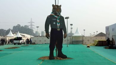 लखनऊ में भारत स्काउट्स एंड गाइड्स की 19वीं राष्ट्रीय जंबूरी का शुभारंभ देश-विदेश से आए स्काउट्स के पंजीकरण और कैम्पिंग के साथ हो चुका है। टेंट की नगरी ने राजधानी को स्काउट्स की वैश्विक राजधानी जैसा रूप दे दिया है। पहले दिन उपमुख्यमंत्री बृजेश पाठक ने 100 बेड वाले जंबूरी हॉस्पिटल और ब्लड डोनेशन कैम्प का उद्घाटन किया। 24 नवंबर को राज्यपाल आनंदी बेन पटेल भव्य उद्घाटन करेंगी, जिसमें परेड, सांस्कृतिक प्रस्तुतियाँ और रात्रि में ड्रोन शो मुख्य आकर्षण होंगे। 29 नवंबर तक विभिन्न प्रतियोगिताओं और सांस्कृतिक कार्यक्रमों के जरिए स्काउट्स अपनी प्रतिभा प्रदर्शित करेंगे।