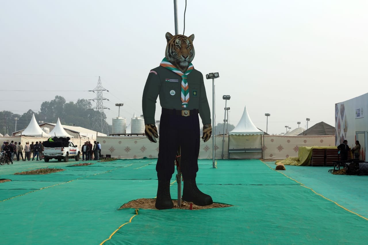 लखनऊ में भारत स्काउट्स एंड गाइड्स की 19वीं राष्ट्रीय जंबूरी का शुभारंभ देश-विदेश से आए स्काउट्स के पंजीकरण और कैम्पिंग के साथ हो चुका है। टेंट की नगरी ने राजधानी को स्काउट्स की वैश्विक राजधानी जैसा रूप दे दिया है। पहले दिन उपमुख्यमंत्री बृजेश पाठक ने 100 बेड वाले जंबूरी हॉस्पिटल और ब्लड डोनेशन कैम्प का उद्घाटन किया। 24 नवंबर को राज्यपाल आनंदी बेन पटेल भव्य उद्घाटन करेंगी, जिसमें परेड, सांस्कृतिक प्रस्तुतियाँ और रात्रि में ड्रोन शो मुख्य आकर्षण होंगे। 29 नवंबर तक विभिन्न प्रतियोगिताओं और सांस्कृतिक कार्यक्रमों के जरिए स्काउट्स अपनी प्रतिभा प्रदर्शित करेंगे।