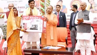 उत्तर प्रदेश में मुख्यमंत्री योगी आदित्यनाथ के नेतृत्व में महिला सशक्तिकरण के क्षेत्र में अभूतपूर्व प्रगति दर्ज हुई है। सुरक्षा, शिक्षा, स्वास्थ्य, वित्तीय स्वतंत्रता और रोजगार जैसे क्षेत्रों में व्यापक सुधार हुए हैं। महिला स्वयं सहायता समूह, बीसी सखी, बैंक सखी और ओडीओपी जैसी योजनाओं ने लाखों महिलाओं को आत्मनिर्भर बनाया है। मिशन शक्ति और कन्या सुमंगला जैसी योजनाओं ने सामाजिक बदलाव को मजबूत आधार दिया है। महिला संचालित स्टार्टअप में उल्लेखनीय वृद्धि ने प्रदेश को महिला उद्यमिता का हब बना दिया है। यूपी मॉडल अब महिला सशक्तिकरण की नई पहचान बन रहा है।