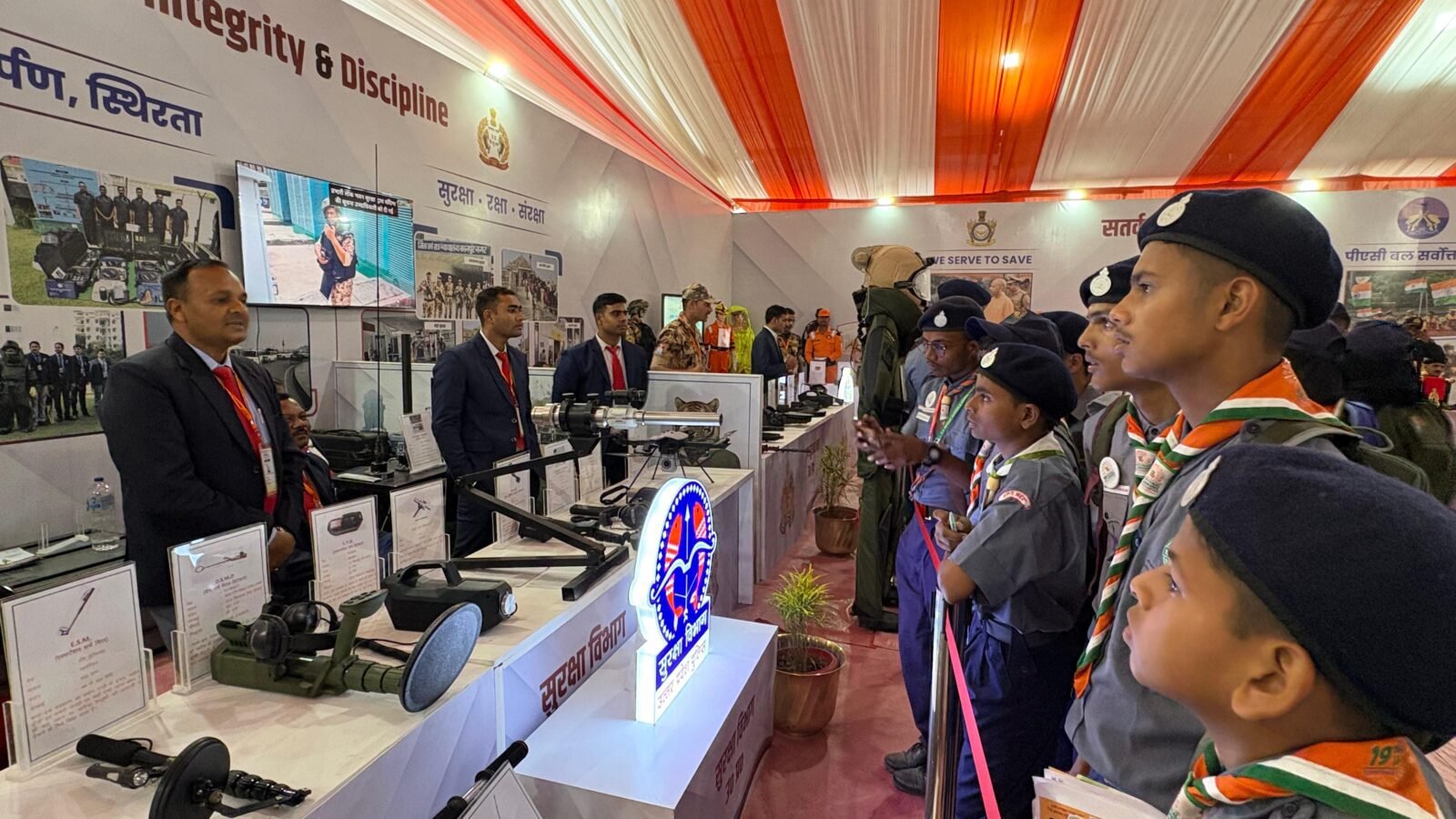 लखनऊ के डिफेंस एक्सपो ग्राउंड में भारत स्काउट एंड गाइड की 19वीं राष्ट्रीय जंबूरी का राज्यपाल आनंदीबेन पटेल ने भव्य उद्घाटन किया। देश-विदेश से आए 33,000 से अधिक स्काउट-गाइड्स ने अनुशासन, ऊर्जा और सांस्कृतिक उत्साह के साथ अपनी प्रस्तुतियां दीं। राज्यपाल ने बच्चों के उत्साह की सराहना करते हुए कहा कि ऐसे आयोजन बच्चों में नेतृत्व, सेवा, राष्ट्रप्रेम और आत्मविश्वास को मजबूत करते हैं। जंबूरी को भारत की एकता और विविधता का प्रतीक बताते हुए उन्होंने कहा कि यह मंच बच्चों के उज्ज्वल भविष्य की आधारशिला है। उत्कृष्ट व्यवस्थाओं ने यह भी सिद्ध किया कि उत्तर प्रदेश अब राष्ट्रीय-अंतरराष्ट्रीय आयोजनों के लिए सक्षम और सशक्त स्थल बन चुका है।