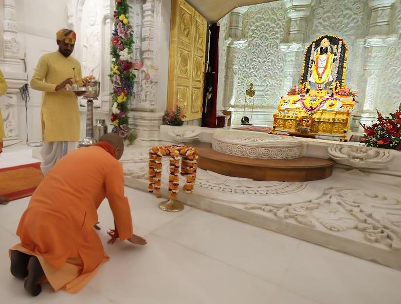 मुख्यमंत्री योगी आदित्यनाथ ध्वजारोहण कार्यक्रम से एक दिन पहले अयोध्या पहुंचे और श्रीराम जन्मभूमि परिसर सहित हनुमानगढ़ी में दर्शन-पूजन कर तैयारियों की समीक्षा की। राम मंदिर निर्माण के बाद अयोध्या में धार्मिक पर्यटन तेजी से बढ़ा है, जिससे स्थानीय व्यापारियों की आय कई गुना हो गई है। पूजा सामग्री, प्रसाद, चंदन और मूर्ति व्यवसाय से जुड़े दुकानदार अब पहले की तुलना में 4–10 गुना तक अधिक कमा रहे हैं। सफाई, सौंदर्यीकरण और बेहतर व्यवस्थाओं ने शहर की अर्थव्यवस्था को नए स्तर पर पहुंचाया है। स्थानीय लोग उम्मीद करते हैं कि अयोध्या जल्द ही विश्वस्तरीय तीर्थ नगरी बनेगी।