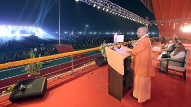 लखनऊ में आयोजित 19वीं राष्ट्रीय जम्बूरी के डायमंड जुबिली सत्र को संबोधित करते हुए मुख्यमंत्री योगी आदित्यनाथ ने युवाओं को “एक भारत-श्रेष्ठ भारत” बनाने का आह्वान किया। उन्होंने कहा कि जागृत युवा शक्ति वाला राष्ट्र ही महाशक्ति बनता है। सीएम योगी ने पर्यावरण संवेदनशीलता, स्वच्छता, टीमवर्क और अनुशासन को सफलता का मूल आधार बताया। उत्तर प्रदेश की ऐतिहासिक व सांस्कृतिक महिमा का उल्लेख करते हुए उन्होंने युवाओं से राष्ट्रीय एकता और सेवा भाव अपनाने की अपील की। उन्होंने कहा कि यदि युवा संकल्प ले लें, तो इतिहास बदल सकता है। कार्यक्रम में देश-दुनिया से आए स्काउट्स व गाइड्स ने फ्लैशलाइट से उनका स्वागत किया।