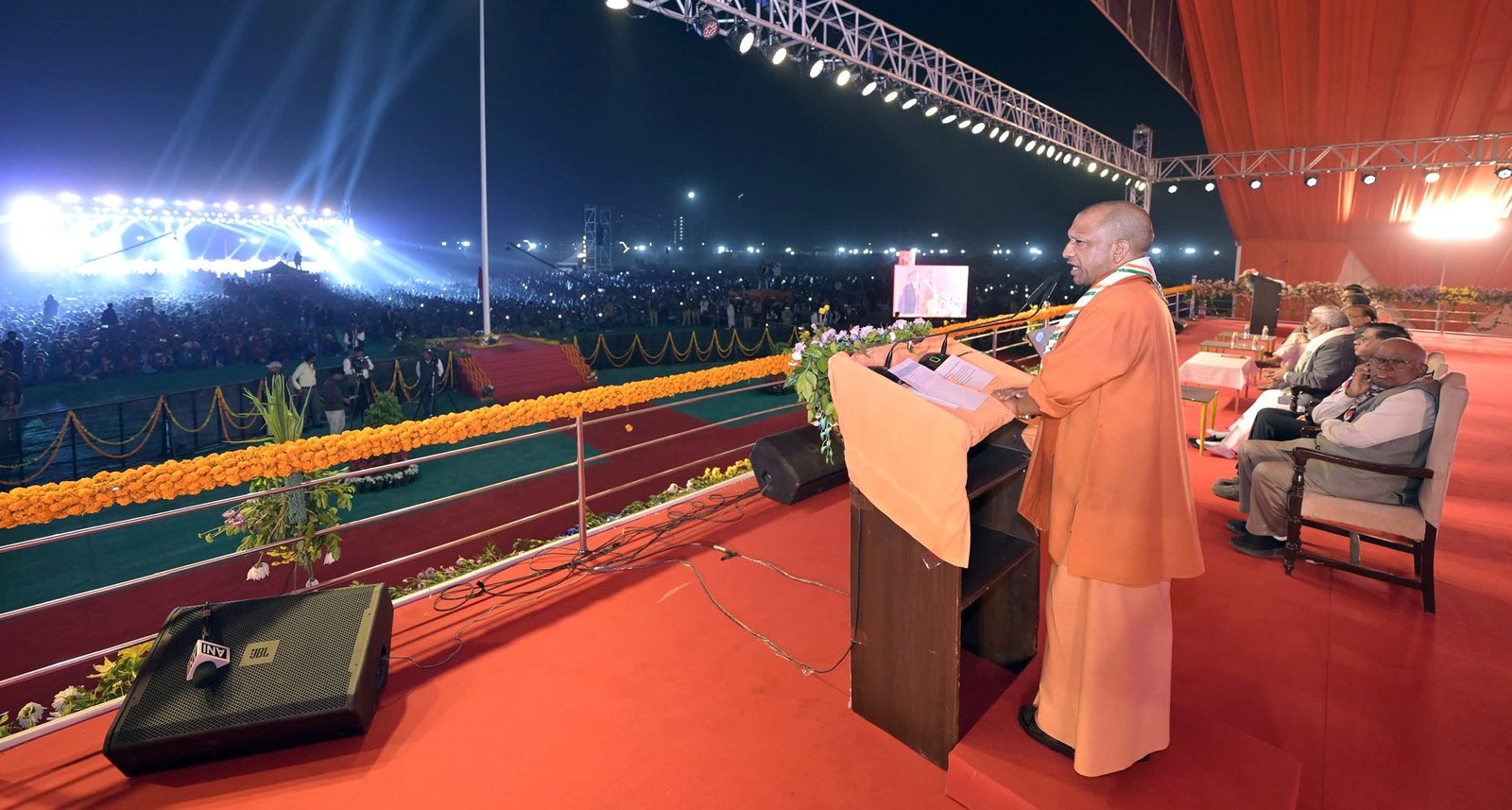 लखनऊ में आयोजित 19वीं राष्ट्रीय जम्बूरी के डायमंड जुबिली सत्र को संबोधित करते हुए मुख्यमंत्री योगी आदित्यनाथ ने युवाओं को “एक भारत-श्रेष्ठ भारत” बनाने का आह्वान किया। उन्होंने कहा कि जागृत युवा शक्ति वाला राष्ट्र ही महाशक्ति बनता है। सीएम योगी ने पर्यावरण संवेदनशीलता, स्वच्छता, टीमवर्क और अनुशासन को सफलता का मूल आधार बताया। उत्तर प्रदेश की ऐतिहासिक व सांस्कृतिक महिमा का उल्लेख करते हुए उन्होंने युवाओं से राष्ट्रीय एकता और सेवा भाव अपनाने की अपील की। उन्होंने कहा कि यदि युवा संकल्प ले लें, तो इतिहास बदल सकता है। कार्यक्रम में देश-दुनिया से आए स्काउट्स व गाइड्स ने फ्लैशलाइट से उनका स्वागत किया।