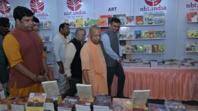 मुख्यमंत्री योगी आदित्यनाथ ने दीनदयाल उपाध्याय गोरखपुर विश्वविद्यालय परिसर में आयोजित *गोरखपुर पुस्तक महोत्सव 2025* का उद्घाटन किया। उन्होंने कहा कि अच्छी किताबें जीवन की सच्ची साथी होती हैं और पढ़ने की संस्कृति ही राष्ट्र को मजबूत बनाती है। मुख्यमंत्री ने युवाओं से स्मार्टफोन पर समय व्यर्थ न करने और पुस्तकों से जुड़ने की अपील की। उन्होंने बताया कि राज्यभर में ग्राम पुस्तकालय और डिजिटल लाइब्रेरी की स्थापना की जा रही है।