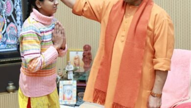 लखनऊ : मुख्यमंत्री योगी आदित्यनाथ ने कानपुर की 20 वर्षीय मूक-बधिर बालिका खुशी गुप्ता से मुलाकात कर उसके भविष्य की जिम्मेदारी उठाने की घोषणा की। खुशी द्वारा बनाया गया चित्र भेंट करने के उद्देश्य से अकेले लखनऊ पहुंचने और भटक जाने की जानकारी मिलने पर मुख्यमंत्री ने उसे परिवार सहित आवास पर बुलाया। मुलाकात के दौरान योगी ने उसके लिए मूकबधिर कॉलेज में शिक्षा, इलाज, मोबाइल-टैबलेट और आवास की व्यवस्था का आश्वासन दिया। संघर्षरत परिवार के लिए यह क्षण भावनात्मक और अविस्मरणीय साबित हुआ। मुख्यमंत्री का यह मानवीय व्यवहार संवेदनशील शासन और जनसेवा के आदर्श रूप की मिसाल बन गया।