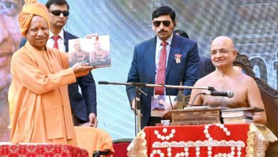 गाजियाबाद। मुख्यमंत्री योगी आदित्यनाथ ने कहा कि भारत की परंपरा संतों, ऋषि-मुनियों और महापुरुषों के त्याग-बलिदान की महागाथा है, जिसने युगों-युगों से विश्व मानवता का मार्गदर्शन किया है। तरुण सागरम् तीर्थ, मुरादनगर में पंचकल्याणक महामहोत्सव के दौरान उन्होंने 100 दिन में निर्मित गुफा मंदिर का उद्घाटन किया और भगवान पार्श्वनाथ व संत तरुण सागर जी महाराज को नमन किया। CM योगी ने कहा कि 24 जैन तीर्थंकरों ने विश्व को करुणा, मैत्री और अहिंसा का संदेश दिया, जिसकी प्रासंगिकता आज भी उतनी ही महत्वपूर्ण है। उन्होंने जैन मुनियों की कठोर साधना, अनुशासन और आत्मसंयम को मानवता के लिए प्रेरणादायक बताया।