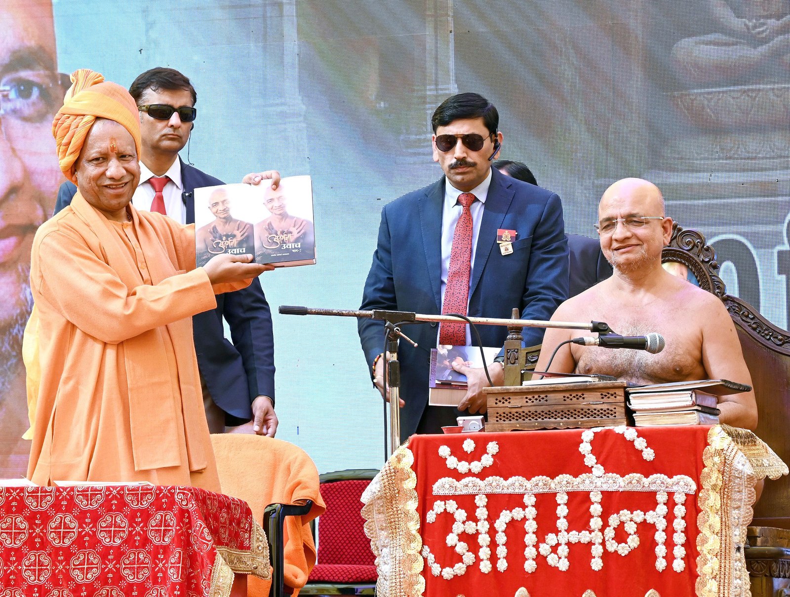 गाजियाबाद। मुख्यमंत्री योगी आदित्यनाथ ने कहा कि भारत की परंपरा संतों, ऋषि-मुनियों और महापुरुषों के त्याग-बलिदान की महागाथा है, जिसने युगों-युगों से विश्व मानवता का मार्गदर्शन किया है। तरुण सागरम् तीर्थ, मुरादनगर में पंचकल्याणक महामहोत्सव के दौरान उन्होंने 100 दिन में निर्मित गुफा मंदिर का उद्घाटन किया और भगवान पार्श्वनाथ व संत तरुण सागर जी महाराज को नमन किया। CM योगी ने कहा कि 24 जैन तीर्थंकरों ने विश्व को करुणा, मैत्री और अहिंसा का संदेश दिया, जिसकी प्रासंगिकता आज भी उतनी ही महत्वपूर्ण है। उन्होंने जैन मुनियों की कठोर साधना, अनुशासन और आत्मसंयम को मानवता के लिए प्रेरणादायक बताया।