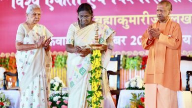 लखनऊ। मुख्यमंत्री योगी आदित्यनाथ ने कहा कि मन व्यक्ति के बंधन और मोक्ष दोनों का कारण है। जब मन अंतर्मुखी हो जाता है तो आत्मिक संतुष्टि के साथ विश्व कल्याण का मार्ग प्रशस्त होता है। राष्ट्रपति द्रौपदी मुर्मु की उपस्थिति में ब्रह्माकुमारीज़ लखनऊ में विश्व एकता एवं विश्वास के लिए ध्यान (योग) के राज्य स्तरीय उद्घाटन समारोह में CM योगी ने कहा कि आज दुनिया में आतंक, उपद्रव और अराजकता की जड़ मन की चंचलता है। उन्होंने प्रधानमंत्री मोदी द्वारा विश्व योग दिवस को वैश्विक मान्यता दिलाने के प्रयासों की सराहना की और कहा कि सकारात्मक सोच और योग के माध्यम से समाज में शांति और एकता स्थापित की जा सकती है।