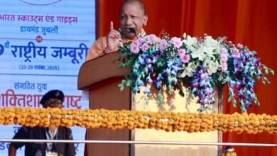 लखनऊ में आयोजित भारत स्काउट्स एंड गाइड्स की डायमंड जुबली एवं 19वीं राष्ट्रीय जंबूरी के समापन समारोह में मुख्यमंत्री योगी आदित्यनाथ ने युवाओं से अनुशासन और राष्ट्रनिर्माण का संदेश दिया। उन्होंने कहा कि अनुशासन जीवन की पहली आधारशिला है और अनुशासित युवा ही अदम्य साहस से राष्ट्र को नई ऊँचाइयों पर ले जा सकता है। सीएम ने जंबूरी को युवा ऊर्जा का महाकुम्भ बताते हुए कहा कि प्रयागराज महाकुम्भ की तरह यहां भी विश्व बंधुत्व, एकता और सकारात्मकता का अद्भुत संगम देखने को मिला। ‘विकसित भारत-विकसित युवा’ थीम पर आधारित यह आयोजन प्रधानमंत्री मोदी के विजन को आगे बढ़ाने वाला साबित हुआ।