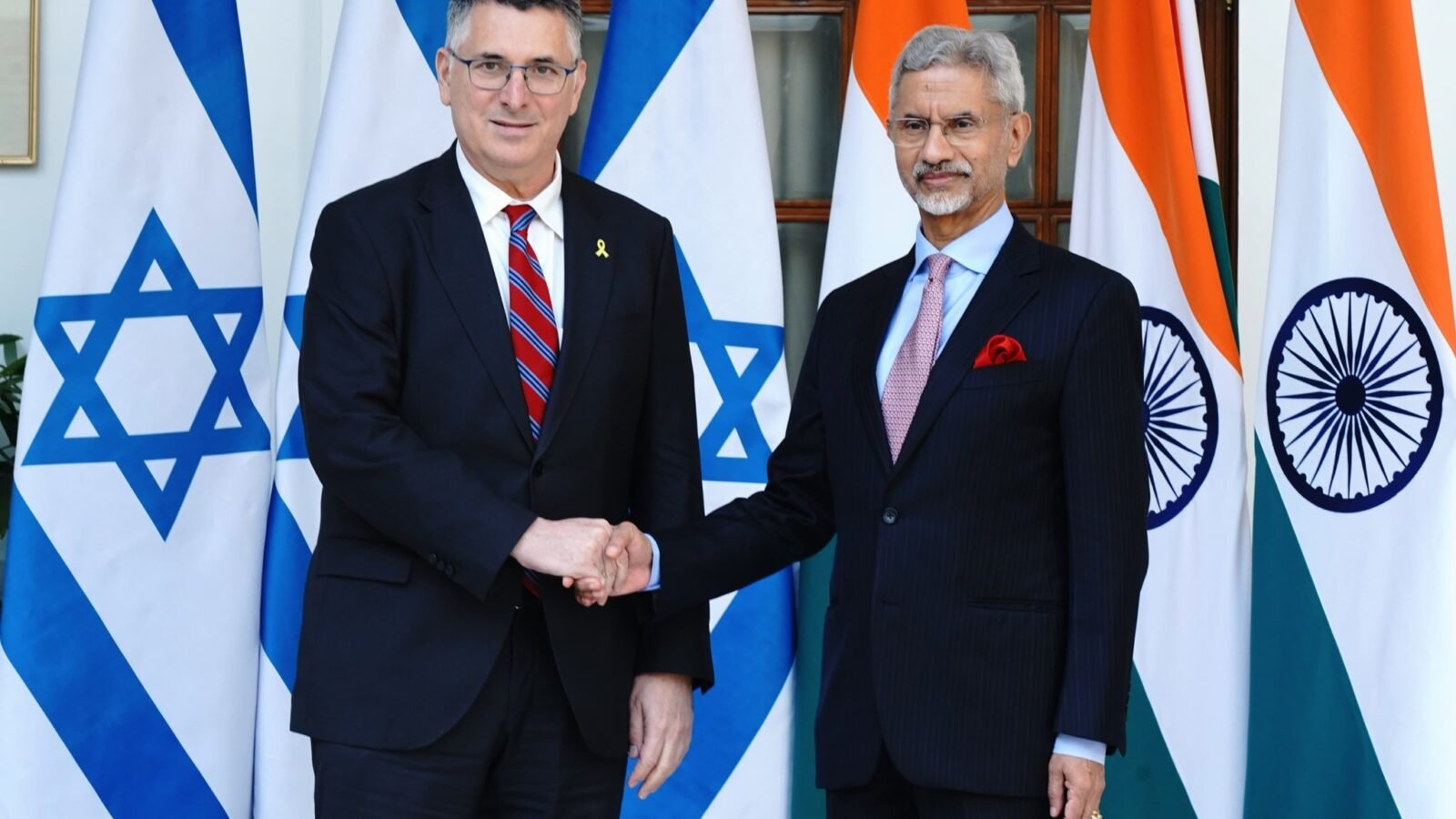 नई दिल्ली में इज़राइल के विदेश मंत्री गिदोन सार के साथ हुई वार्ता के दौरान विदेश मंत्री डॉ. एस. जयशंकर ने भारत-इज़राइल संबंधों को परस्पर विश्वास और रणनीतिक साझेदारी पर आधारित बताया। उन्होंने गाजा शांति योजना का समर्थन करते हुए इसे स्थायी समाधान की दिशा में एक महत्वपूर्ण कदम बताया। डॉ. जयशंकर ने कहा कि भारत और इज़राइल दोनों आतंकवाद की साझा चुनौती का सामना कर रहे हैं और आतंकवाद के सभी रूपों के प्रति शून्य-सहिष्णुता के वैश्विक दृष्टिकोण की आवश्यकता है। बैठक में दोनों देशों के बीच सहयोग के नए क्षेत्रों पर भी चर्चा हुई।