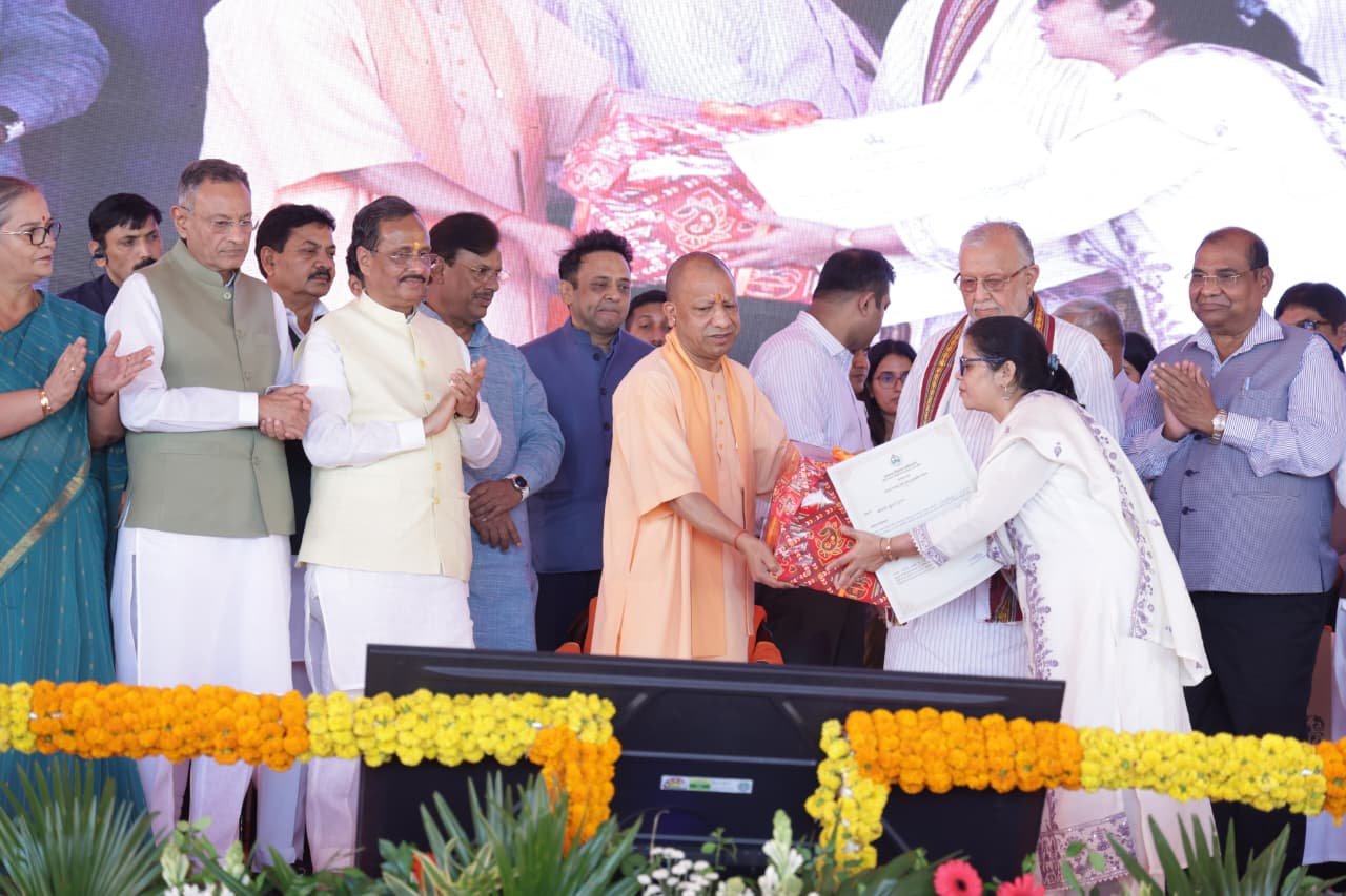 लखनऊ में कार्तिक पूर्णिमा के पावन अवसर पर मुख्यमंत्री योगी आदित्यनाथ ने माफिया से मुक्त कराई गई भूमि पर सरदार वल्लभभाई पटेल आवासीय योजना का लोकार्पण किया। जियामऊ-डालीबाग स्थित एकता वन में आयोजित समारोह में सीएम योगी ने दुर्बल आय वर्ग के 72 परिवारों को फ्लैट आवंटन पत्र वितरित किए। उन्होंने कहा कि अब यूपी में माफिया की जगह गरीबों का आशियाना बनेगा। मुख्यमंत्री ने माफियाओं को संरक्षण देने वालों को चेताया और कहा कि सरकार जनता के अधिकारों की रक्षा के लिए दृढ़ संकल्पित है। जल्द सभी 75 जिलों में “सरदार पटेल इंप्लॉयमेंट सेंटर” खुलेंगे।