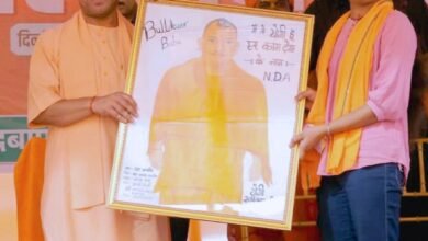 पूर्वी चंपारण के पिपरा में मुख्यमंत्री योगी आदित्यनाथ ने भाजपा प्रत्याशी श्यामबाबू प्रसाद यादव के समर्थन में जनसभा की। उन्होंने कहा कि कांग्रेस, राजद और ए माले ने न सिर्फ भगवान राम और कृष्ण का विरोध किया, बल्कि अब छठ माई की आस्था पर भी हमला कर रहे हैं। योगी ने कहा कि बिहार के विकास, रोजगार और सुरक्षा के लिए एनडीए सरकार जरूरी है। उन्होंने केंद्र की योजनाओं और बिहार में तेज़ी से बढ़ रहे इंफ्रास्ट्रक्चर का जिक्र किया। मंच से एक बच्ची को बुलाकर योगी ने उसकी हौसलाअफजाई की, जिससे सभा में भावनात्मक माहौल बन गया।