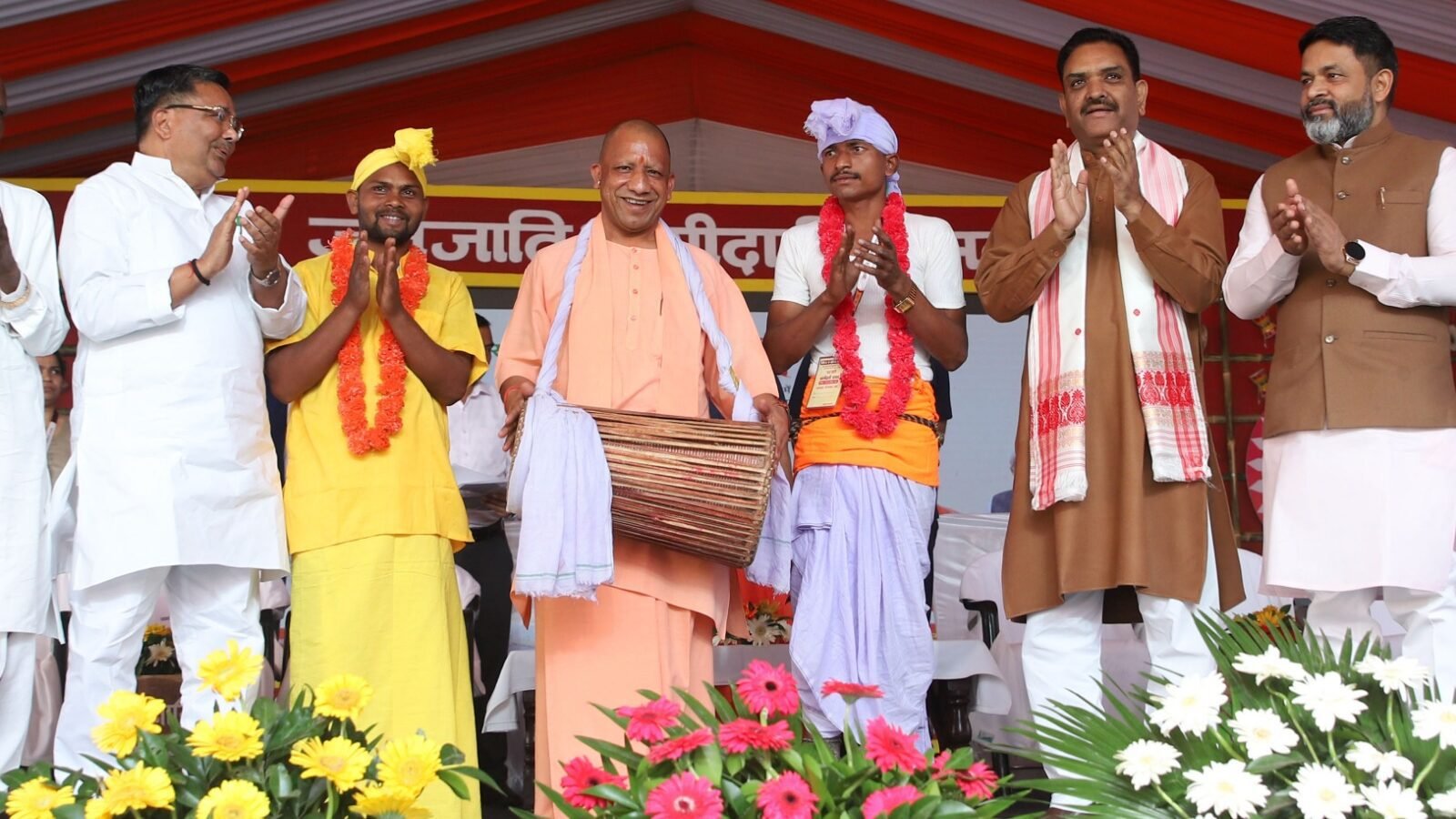 लखनऊ में जनजाति भागीदारी उत्सव का शुभारंभ करते हुए मुख्यमंत्री योगी आदित्यनाथ ने धरती आबा बिरसा मुंडा को श्रद्धांजलि दी और जनजातीय समाज के योगदान को सम्मानित किया। 22 राज्यों के कलाकारों की भागीदारी वाले इस आयोजन में जनजातीय कला, संस्कृति, साहित्य और विकास योजनाओं की प्रदर्शनी आकर्षण का केंद्र रही। सीएम ने बताया कि यूपी की जनजातियों को आवास, शिक्षा, स्वास्थ्य, कनेक्टिविटी, वनाधिकार और पीएम जनमन जैसी योजनाओं का सीधे लाभ मिल रहा है। 517 जनजातीय बहुल गांवों को योजनाओं से सैचुरेशन की दिशा में जोड़ा गया है। डबल इंजन सरकार जनजातीय गौरव और अधिकारों की पुनर्स्थापना के लिए प्रतिबद्ध है।