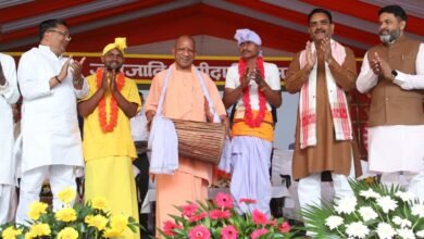 लखनऊ में जनजाति भागीदारी उत्सव का शुभारंभ करते हुए मुख्यमंत्री योगी आदित्यनाथ ने धरती आबा बिरसा मुंडा को श्रद्धांजलि दी और जनजातीय समाज के योगदान को सम्मानित किया। 22 राज्यों के कलाकारों की भागीदारी वाले इस आयोजन में जनजातीय कला, संस्कृति, साहित्य और विकास योजनाओं की प्रदर्शनी आकर्षण का केंद्र रही। सीएम ने बताया कि यूपी की जनजातियों को आवास, शिक्षा, स्वास्थ्य, कनेक्टिविटी, वनाधिकार और पीएम जनमन जैसी योजनाओं का सीधे लाभ मिल रहा है। 517 जनजातीय बहुल गांवों को योजनाओं से सैचुरेशन की दिशा में जोड़ा गया है। डबल इंजन सरकार जनजातीय गौरव और अधिकारों की पुनर्स्थापना के लिए प्रतिबद्ध है।