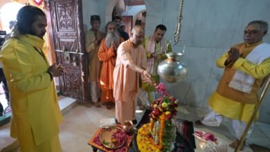 वाराणसी प्रवास के दूसरे दिन मुख्यमंत्री योगी आदित्यनाथ ने बाबा काल भैरव और श्री काशी विश्वनाथ मंदिर में विधिवत पूजन किया। उन्होंने मणिकर्णिका घाट स्थित सतुआ बाबा आश्रम में संतों से भेंट कर प्रदेश की शांति, सुख और समृद्धि की प्रार्थना की। मुख्यमंत्री ने देव दीपावली पर काशी की आस्था का उत्सव भी देखा।