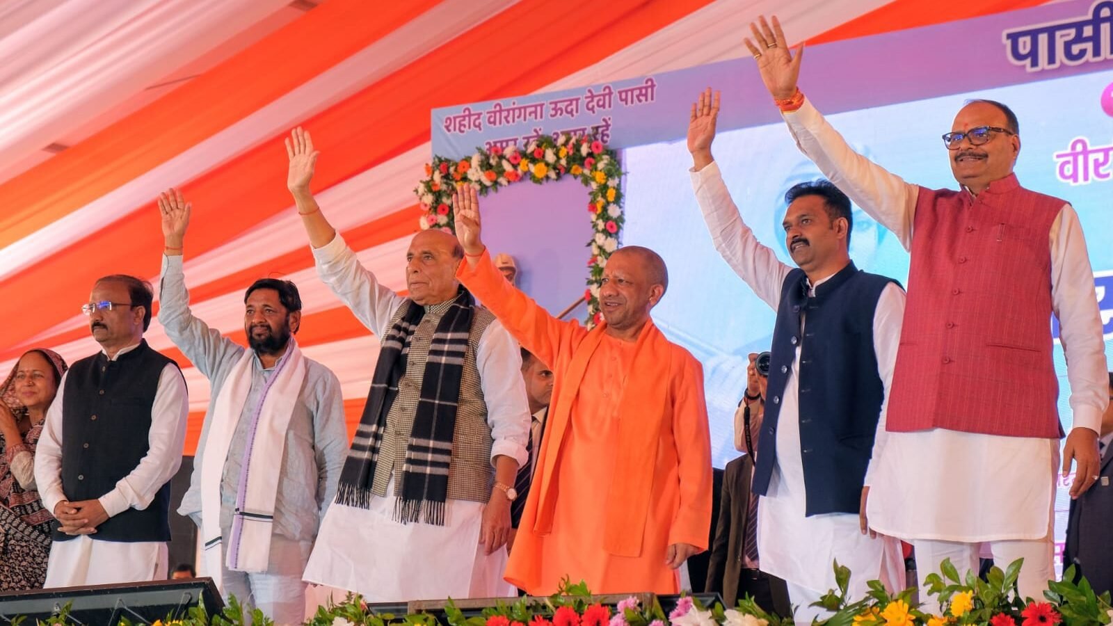 लखनऊ में रक्षा मंत्री राजनाथ सिंह और मुख्यमंत्री योगी आदित्यनाथ ने वीरांगना ऊदा देवी पासी की प्रतिमा का अनावरण करते हुए उनके अदम्य साहस और बलिदान को नमन किया। राजनाथ सिंह ने कहा कि ऊदा देवी ने 1857 की क्रांति में न केवल 36 ब्रिटिश सैनिकों को परास्त किया, बल्कि देशभक्ति और महिला साहस का अमिट उदाहरण प्रस्तुत किया। उन्होंने पासी समाज के गौरवशाली इतिहास, महाराजा बिजली पासी सहित कई नायकों की उपेक्षा और उसे पाठ्यक्रम में शामिल करने की जरूरत पर भी जोर दिया। वक्ताओं ने कहा कि दलित नायकों को जानने से समाज में एकता बढ़ेगी और नई पीढ़ी प्रेरणा पाएगी।