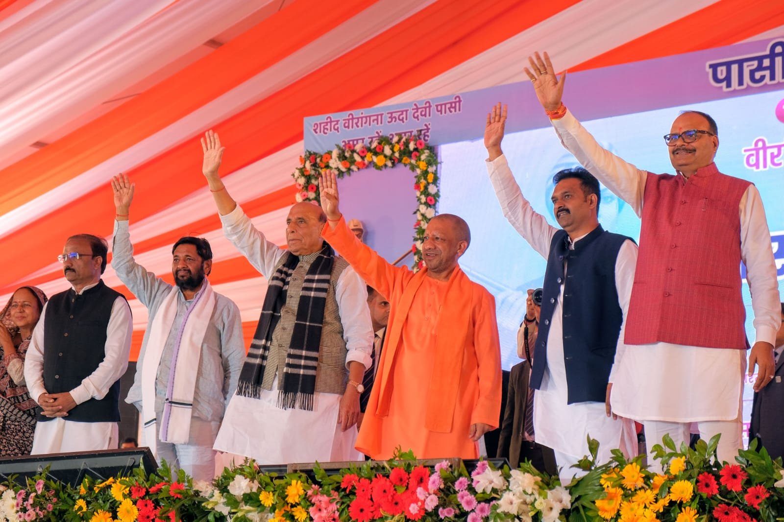 लखनऊ में रक्षा मंत्री राजनाथ सिंह और मुख्यमंत्री योगी आदित्यनाथ ने वीरांगना ऊदा देवी पासी की प्रतिमा का अनावरण करते हुए उनके अदम्य साहस और बलिदान को नमन किया। राजनाथ सिंह ने कहा कि ऊदा देवी ने 1857 की क्रांति में न केवल 36 ब्रिटिश सैनिकों को परास्त किया, बल्कि देशभक्ति और महिला साहस का अमिट उदाहरण प्रस्तुत किया। उन्होंने पासी समाज के गौरवशाली इतिहास, महाराजा बिजली पासी सहित कई नायकों की उपेक्षा और उसे पाठ्यक्रम में शामिल करने की जरूरत पर भी जोर दिया। वक्ताओं ने कहा कि दलित नायकों को जानने से समाज में एकता बढ़ेगी और नई पीढ़ी प्रेरणा पाएगी।