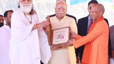 लखनऊ में आयोजित ‘दिव्य गीता प्रेरणा उत्सव’ में मुख्यमंत्री योगी आदित्यनाथ ने कहा कि श्रीमद्भगवद्गीता के 18 अध्याय और 700 श्लोक हर सनातन धर्मावलंबी के लिए जीवन का मंत्र हैं। उन्होंने कहा कि गीता धर्म, कर्तव्य और निष्काम कर्म की अनंत प्रेरणा देती है। भारत ने सदैव ‘यतो धर्मस्ततो जयः’ के सिद्धांत पर चलते हुए विश्व को वसुधैव कुटुम्बकम् का संदेश दिया है। सीएम ने गीता को 140 करोड़ भारतवासियों के लिए दिव्य मंत्र बताते हुए कहा कि हर व्यक्ति को इसे जीवन का हिस्सा बनाना चाहिए। कार्यक्रम में सरसंघचालक डॉ. मोहन भागवत सहित अनेक संत और गणमान्य उपस्थित रहे।