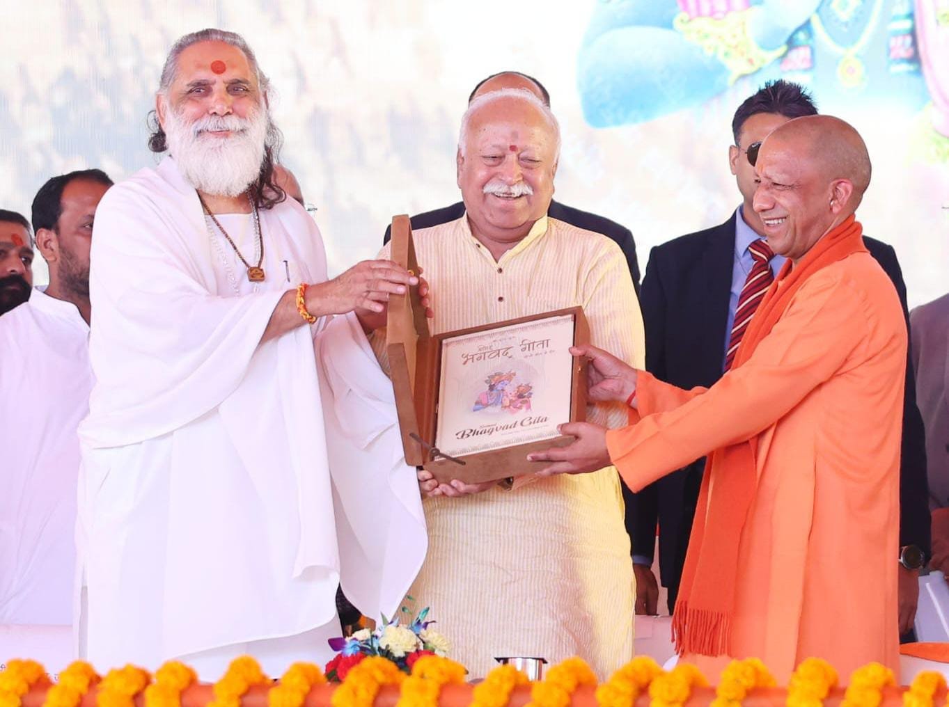 लखनऊ में आयोजित ‘दिव्य गीता प्रेरणा उत्सव’ में मुख्यमंत्री योगी आदित्यनाथ ने कहा कि श्रीमद्भगवद्गीता के 18 अध्याय और 700 श्लोक हर सनातन धर्मावलंबी के लिए जीवन का मंत्र हैं। उन्होंने कहा कि गीता धर्म, कर्तव्य और निष्काम कर्म की अनंत प्रेरणा देती है। भारत ने सदैव ‘यतो धर्मस्ततो जयः’ के सिद्धांत पर चलते हुए विश्व को वसुधैव कुटुम्बकम् का संदेश दिया है। सीएम ने गीता को 140 करोड़ भारतवासियों के लिए दिव्य मंत्र बताते हुए कहा कि हर व्यक्ति को इसे जीवन का हिस्सा बनाना चाहिए। कार्यक्रम में सरसंघचालक डॉ. मोहन भागवत सहित अनेक संत और गणमान्य उपस्थित रहे।