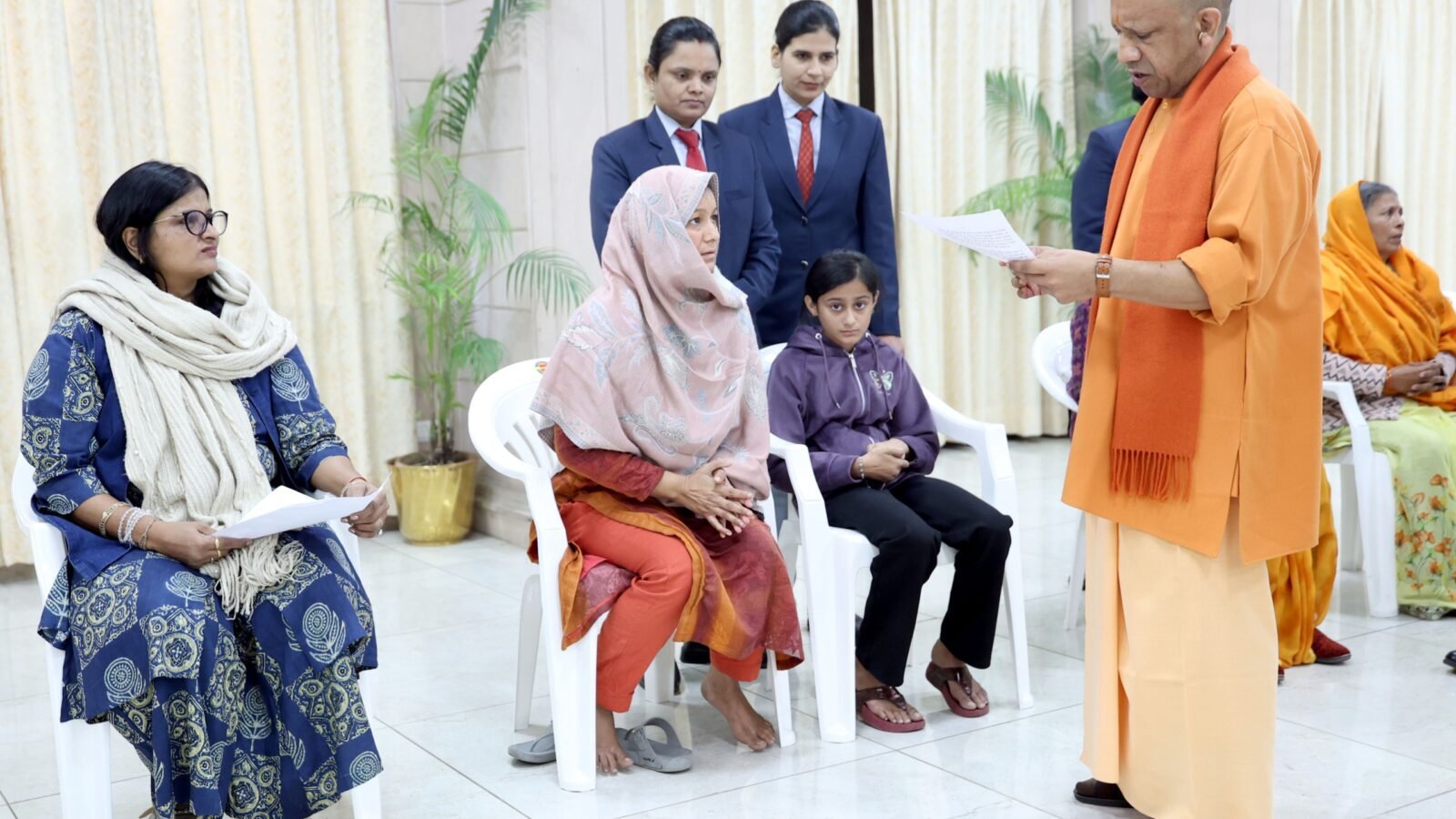 मुख्यमंत्री योगी आदित्यनाथ ने लखनऊ में जनता दर्शन कर 52 से अधिक फरियादियों की समस्याएं सुनीं और तत्काल कार्रवाई के निर्देश दिए। आर्थिक सहायता, अवैध कब्जे, बिजली व शिक्षा से जुड़े मामलों पर जिलाधिकारियों व एसएसपी को समयबद्ध समाधान के निर्देश दिए। सीएम ने बच्चों को चॉकलेट दी और लगन से पढ़ाई करने की प्रेरणा दी।