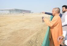 नोएडा इंटरनेशनल एयरपोर्ट (NIA) मुख्यमंत्री योगी आदित्यनाथ की दूरदर्शी सोच का प्रतीक बन रहा है। यह नेट-जीरो उत्सर्जन वाला विश्वस्तरीय एयरपोर्ट दिल्ली-एनसीआर की कनेक्टिविटी बढ़ाने के साथ पश्चिमी यूपी की अर्थव्यवस्था को नई ऊर्जा देगा। परियोजना से प्रभावित परिवारों, युवाओं और उद्योगों को बड़े पैमाने पर रोजगार और विकास के अवसर मिल रहे हैं।