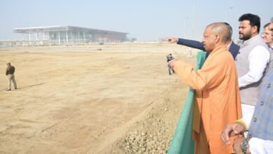 नोएडा इंटरनेशनल एयरपोर्ट (NIA) मुख्यमंत्री योगी आदित्यनाथ की दूरदर्शी सोच का प्रतीक बन रहा है। यह नेट-जीरो उत्सर्जन वाला विश्वस्तरीय एयरपोर्ट दिल्ली-एनसीआर की कनेक्टिविटी बढ़ाने के साथ पश्चिमी यूपी की अर्थव्यवस्था को नई ऊर्जा देगा। परियोजना से प्रभावित परिवारों, युवाओं और उद्योगों को बड़े पैमाने पर रोजगार और विकास के अवसर मिल रहे हैं।