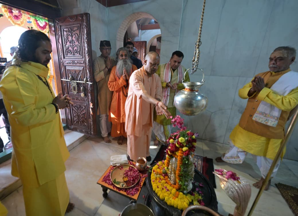 वाराणसी प्रवास के दूसरे दिन मुख्यमंत्री योगी आदित्यनाथ ने बाबा काल भैरव और श्री काशी विश्वनाथ मंदिर में विधिवत पूजन किया। उन्होंने मणिकर्णिका घाट स्थित सतुआ बाबा आश्रम में संतों से भेंट कर प्रदेश की शांति, सुख और समृद्धि की प्रार्थना की। मुख्यमंत्री ने देव दीपावली पर काशी की आस्था का उत्सव भी देखा।