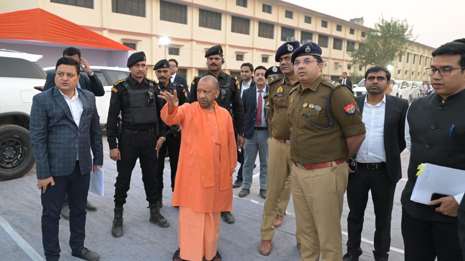 मुख्यमंत्री योगी आदित्यनाथ मंगलवार को एक दिवसीय दौरे पर अयोध्या पहुंचे, जहां उन्होंने हनुमानगढ़ी में पूजा-अर्चना कर प्रदेशवासियों के कल्याण की कामना की। इसके बाद उन्होंने श्रीरामलला के दरबार में दर्शन किए और मंदिर निर्माण की प्रगति का विस्तृत निरीक्षण किया। राम जन्मभूमि तीर्थ क्षेत्र ट्रस्ट ने उन्हें वर्तमान कार्यों और आगामी चरणों की जानकारी दी। दर्शन के बाद श्रद्धालुओं ने उत्साहपूर्वक उनका स्वागत किया। रामकथा पार्क हेलीपैड पर भी जनप्रतिनिधियों ने पुष्पगुच्छ भेंट कर अभिनंदन किया। यह मुख्यमंत्री का नवंबर माह का पहला अयोध्या दौरा रहा।