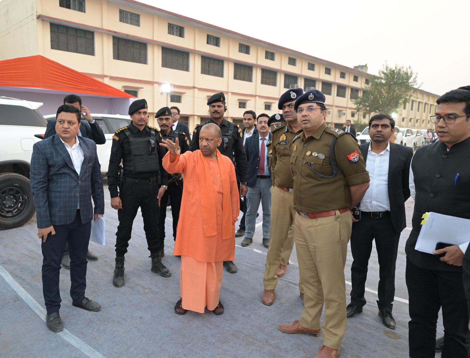 मुख्यमंत्री योगी आदित्यनाथ मंगलवार को एक दिवसीय दौरे पर अयोध्या पहुंचे, जहां उन्होंने हनुमानगढ़ी में पूजा-अर्चना कर प्रदेशवासियों के कल्याण की कामना की। इसके बाद उन्होंने श्रीरामलला के दरबार में दर्शन किए और मंदिर निर्माण की प्रगति का विस्तृत निरीक्षण किया। राम जन्मभूमि तीर्थ क्षेत्र ट्रस्ट ने उन्हें वर्तमान कार्यों और आगामी चरणों की जानकारी दी। दर्शन के बाद श्रद्धालुओं ने उत्साहपूर्वक उनका स्वागत किया। रामकथा पार्क हेलीपैड पर भी जनप्रतिनिधियों ने पुष्पगुच्छ भेंट कर अभिनंदन किया। यह मुख्यमंत्री का नवंबर माह का पहला अयोध्या दौरा रहा।