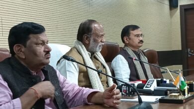 सर्किट हाउस, वाराणसी में आयोजित पत्रकार वार्ता में भाजपा ओबीसी मोर्चा के राष्ट्रीय अध्यक्ष एवं राज्यसभा सांसद डॉ. के. लक्ष्मण ने कहा कि 2026 की जनगणना में पहली बार जाति आधारित आंकड़े शामिल होने जा रहे हैं, जो ओबीसी समाज की दशकों पुरानी मांग थी। उन्होंने इसे प्रधानमंत्री मोदी का ऐतिहासिक और साहसिक निर्णय बताया। कांग्रेस पर हमला करते हुए उन्होंने कहा कि नेहरू-इंदिरा ने ओबीसी आरक्षण और जातिगत जनगणना हमेशा रोकी। डॉ. लक्ष्मण ने दावा किया कि 94 साल बाद मिलने वाला आधिकारिक जाति डेटा सामाजिक न्याय को नई दिशा देगा और यूपी में भाजपा की तीसरी जीत तय है।