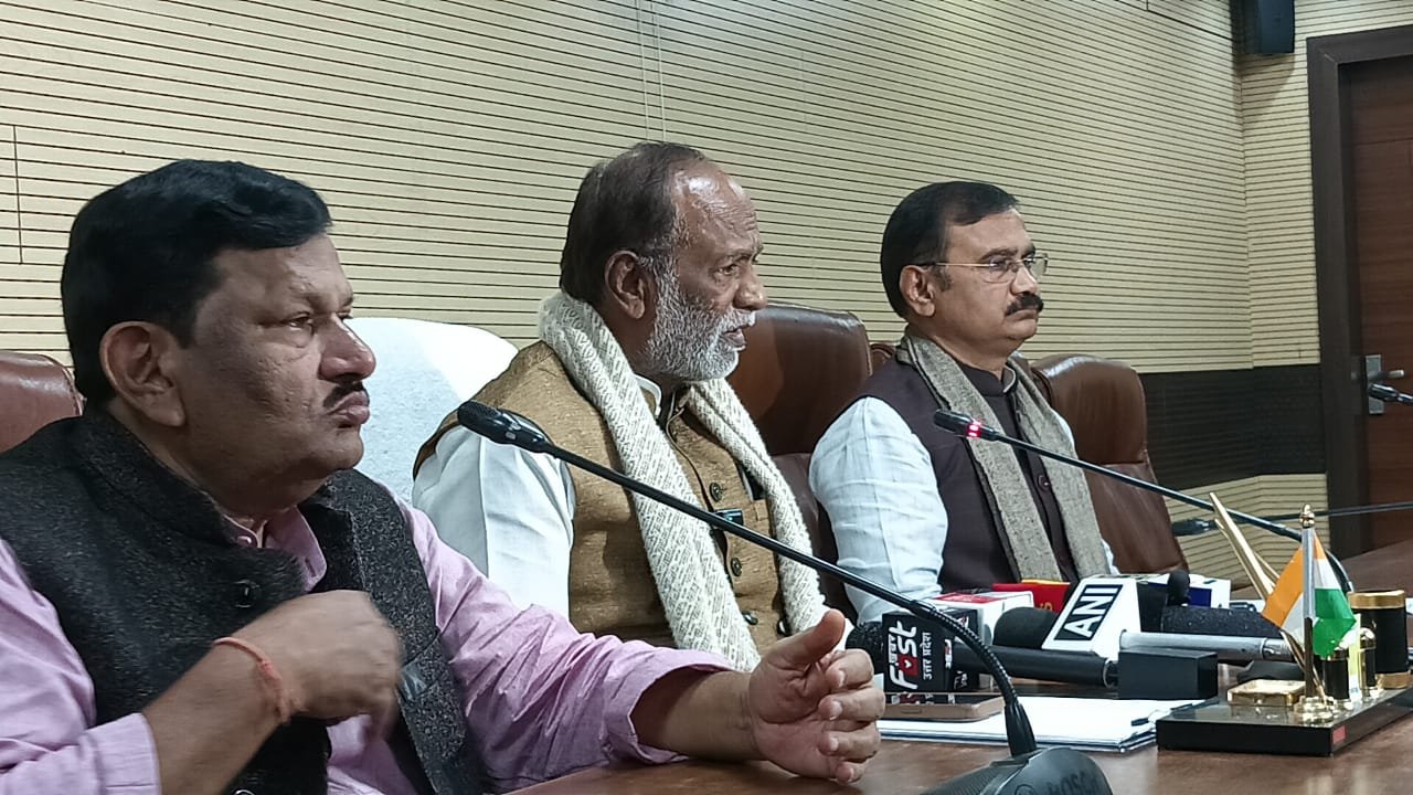 सर्किट हाउस, वाराणसी में आयोजित पत्रकार वार्ता में भाजपा ओबीसी मोर्चा के राष्ट्रीय अध्यक्ष एवं राज्यसभा सांसद डॉ. के. लक्ष्मण ने कहा कि 2026 की जनगणना में पहली बार जाति आधारित आंकड़े शामिल होने जा रहे हैं, जो ओबीसी समाज की दशकों पुरानी मांग थी। उन्होंने इसे प्रधानमंत्री मोदी का ऐतिहासिक और साहसिक निर्णय बताया। कांग्रेस पर हमला करते हुए उन्होंने कहा कि नेहरू-इंदिरा ने ओबीसी आरक्षण और जातिगत जनगणना हमेशा रोकी। डॉ. लक्ष्मण ने दावा किया कि 94 साल बाद मिलने वाला आधिकारिक जाति डेटा सामाजिक न्याय को नई दिशा देगा और यूपी में भाजपा की तीसरी जीत तय है।