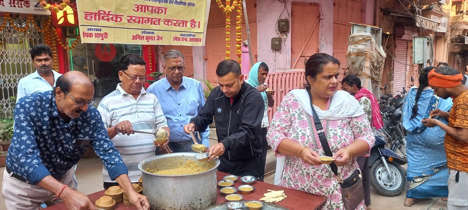 वाराणसी के चौक क्षेत्र में संकल्प संस्था द्वारा संचालित संकल्प अन्न क्षेत्र के तत्वावधान में विशेष सेवा शिविर का आयोजन किया गया। श्रद्धालुओं और जरूरतमंदों को खिचड़ी, मिष्ठान और जल सेवा की गई। संस्था का उद्देश्य है - कोई भूखा न रहे, हर व्यक्ति तक प्रेम, प्रसाद और सेवा का संदेश पहुँचे।