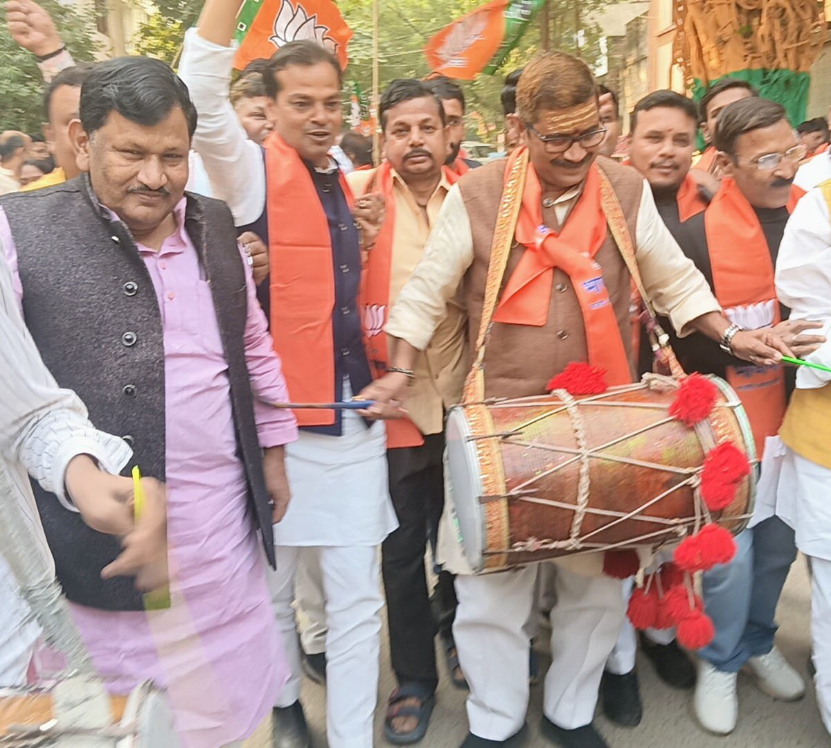 बिहार विधानसभा चुनाव में एनडीए की प्रचंड जीत की खबर मिलते ही काशी में भाजपा कार्यकर्ताओं का उत्साह चरम पर पहुंच गया। गुलाबबाग स्थित भाजपा कार्यालय में ढोल–नगाड़ों की थाप, आतिशबाज़ी और मिठाई वितरण के साथ कार्यकर्ताओं ने विजय जश्न मनाया। महानगर अध्यक्ष प्रदीप अग्रहरि, महापौर अशोक तिवारी और विधायक डॉ. नीलकंठ तिवारी ने कहा कि यह जनता द्वारा विकास, सुशासन और प्रधानमंत्री नरेंद्र मोदी के नेतृत्व पर मुहर है। जवाहर नगर स्थित पीएम संसदीय कार्यालय में भी जोरदार आतिशबाज़ी, नारेबाज़ी और विजय जुलूस निकाला गया। इधर, एमएलसी एवं भाजपा जिलाध्यक्ष हंसराज विश्वकर्मा ने कंचनपुर स्थित कैंप कार्यालय से कार्यकर्ताओं के साथ विजय जुलूस निकालकर जीत का जश्न मनाया। बाबा गणिनाथ भक्त मण्डल के राष्ट्रीय संरक्षक राजेन्द्र प्रसाद गुप्ता ने भी एनडीए को बधाई देते हुए कहा कि कानू हलवाई समाज को मिली सभी 6 सीटों पर जीत समाज की एकता और राजनीतिक सशक्तिकरण का प्रतीक है।