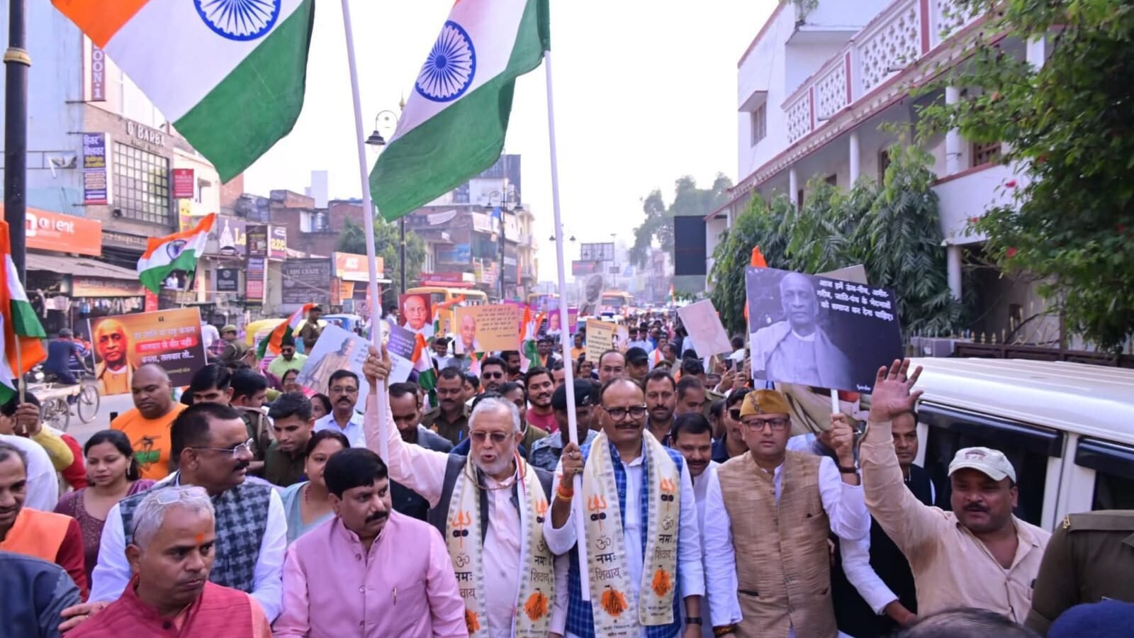 वाराणसी कैन्ट विधानसभा में लौह पुरुष सरदार वल्लभ भाई पटेल की 150वीं जयंती पर भव्य “एकता यात्रा” निकाली गई। विधायक सौरभ श्रीवास्तव के नेतृत्व में आयोजित इस यात्रा में उपमुख्यमंत्री ब्रजेश पाठक व वित्त मंत्री सुरेश खन्ना ने सरदार पटेल के राष्ट्रनिर्माण में योगदान को प्रेरक बताया। यात्रा में विभिन्न विद्यालयों के छात्र, जनप्रतिनिधि व भाजपा कार्यकर्ता तिरंगा लेकर शामिल हुए। नेताओं ने कहा कि पीएम मोदी ने ‘एक भारत-श्रेष्ठ भारत’ के संकल्प को आगे बढ़ाते हुए सरदार पटेल को वास्तविक सम्मान दिया है। यात्रा रामलीला मैदान से शुरू होकर आई पी विजया मॉल पर सम्पन्न हुई।