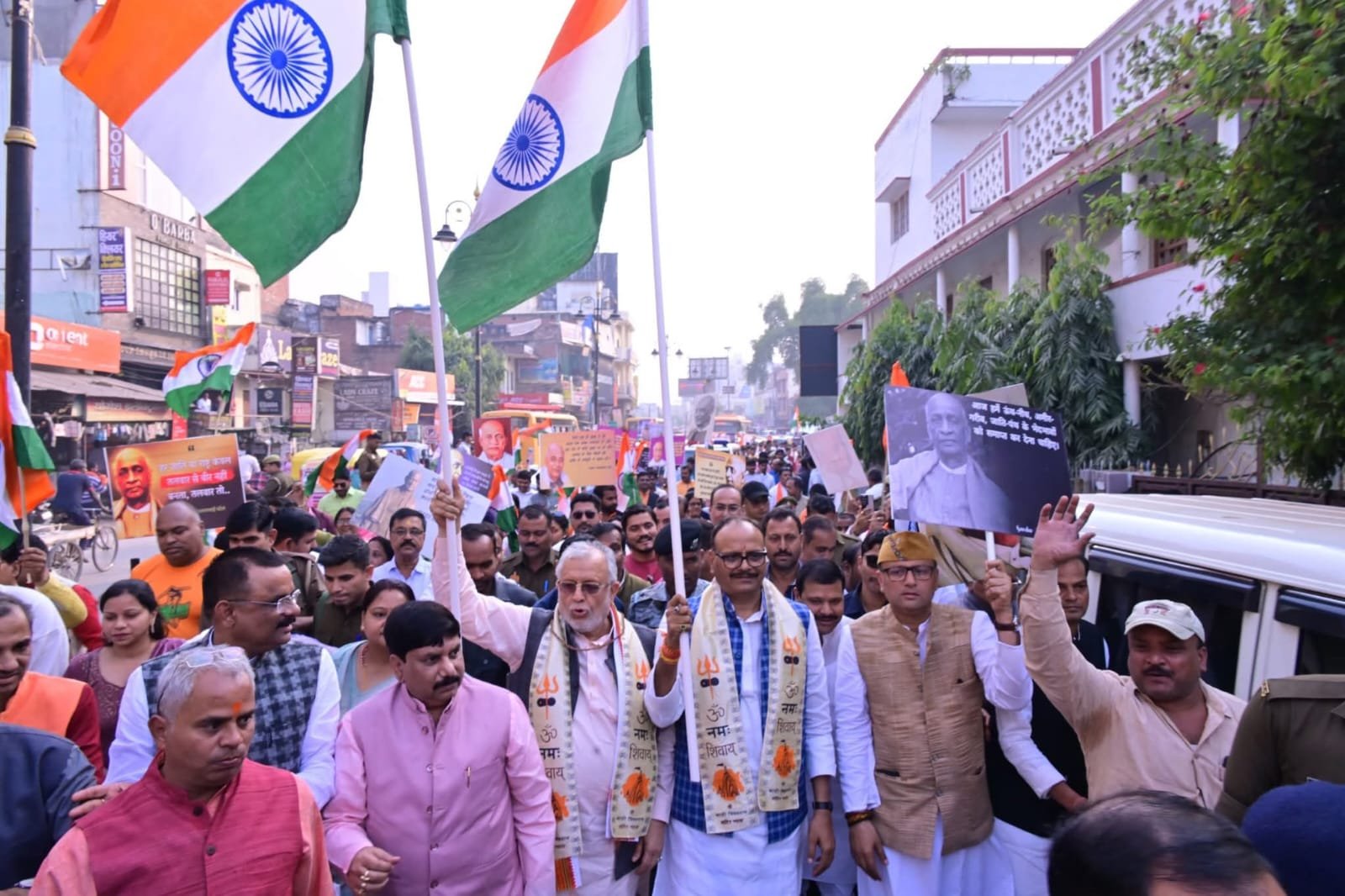 वाराणसी कैन्ट विधानसभा में लौह पुरुष सरदार वल्लभ भाई पटेल की 150वीं जयंती पर भव्य “एकता यात्रा” निकाली गई। विधायक सौरभ श्रीवास्तव के नेतृत्व में आयोजित इस यात्रा में उपमुख्यमंत्री ब्रजेश पाठक व वित्त मंत्री सुरेश खन्ना ने सरदार पटेल के राष्ट्रनिर्माण में योगदान को प्रेरक बताया। यात्रा में विभिन्न विद्यालयों के छात्र, जनप्रतिनिधि व भाजपा कार्यकर्ता तिरंगा लेकर शामिल हुए। नेताओं ने कहा कि पीएम मोदी ने ‘एक भारत-श्रेष्ठ भारत’ के संकल्प को आगे बढ़ाते हुए सरदार पटेल को वास्तविक सम्मान दिया है। यात्रा रामलीला मैदान से शुरू होकर आई पी विजया मॉल पर सम्पन्न हुई।