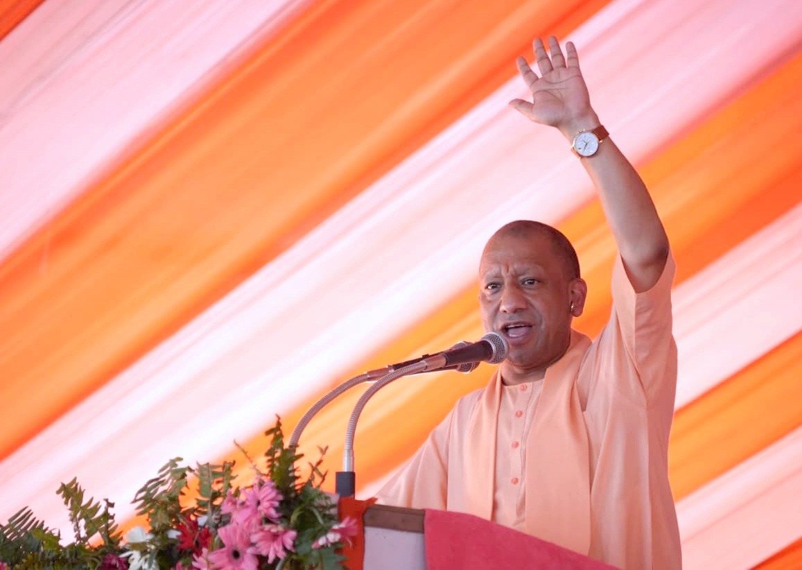 बिहार चुनाव प्रचार के अंतिम दिन उत्तर प्रदेश के मुख्यमंत्री योगी आदित्यनाथ ने अररिया, सुपौल और मधुबनी जिलों में चार रैलियों को संबोधित किया। उन्होंने कांग्रेस-राजद गठबंधन पर बिहार में फिर से ‘जंगलराज’ लाने की साजिश का आरोप लगाया। योगी ने कहा कि जिनके अतीत पर कलंक है, वे भरोसे लायक नहीं हैं। उन्होंने एनडीए प्रत्याशियों विजय कुमार मंडल, देवंती यादव, नीरज कुमार सिंह ‘बब्लू’ और हरिभूषण ठाकुर बचौल को समर्थन देने की अपील की। सीएम योगी ने कहा कि बिहार का गौरवशाली इतिहास विकास की राह पर है, जिसे रोकने की साजिश नहीं चलने दी जाएगी।