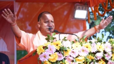 बिहार विधानसभा चुनाव के पहले चरण के बाद मुख्यमंत्री योगी आदित्यनाथ ने चंपारण की रैलियों में राजद और कांग्रेस पर करारा प्रहार किया। उन्होंने कहा कि यह चुनाव *सुशासन बनाम जंगलराज* का है। योगी ने जनता से एनडीए प्रत्याशियों को जिताने की अपील करते हुए कहा कि जो पहले बिहार को अराजकता और अपराध के अंधेरे में झोंकते थे, वे अब फिर लौटना चाहते हैं। रक्सौल, नरकटियागंज, लौरिया और ढाका में उमड़ी भीड़ ‘बुलडोजर बाबा जिंदाबाद’ के नारों से गूंज उठी।